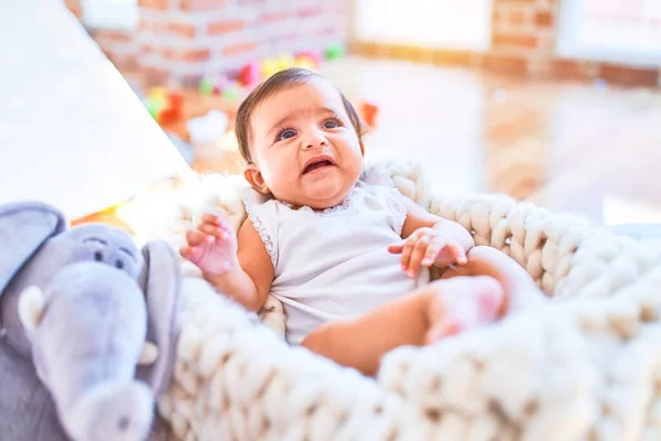 Bela Criança Feliz Jardim Infância Torno Brinquedos Coloridos Que Jazem — Fotografia de Stock