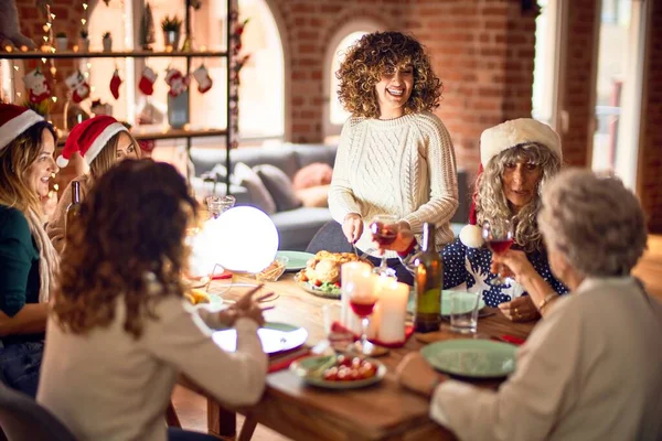 Mooie Groep Vrouwen Die Blij Zelfverzekerd Glimlachen Carving Geroosterde Kalkoen — Stockfoto