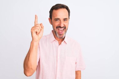 İzole edilmiş beyaz arka planda duran pembe gömlekli, orta yaşlı yakışıklı bir adam başarılı bir fikri işaret ediyor. Heyecanlı ve mutlu. Bir numara..