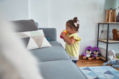 Anaokulunda renkli plastik bardaklarla oynayan güzel çocuk.