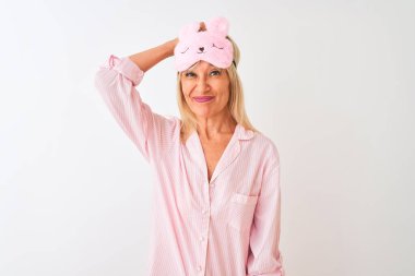 İzole edilmiş beyaz arka plan üzerinde uyku maskesi ve pijama giyen orta yaşlı kadın, soru sormayı merak ediyor. Şüpheyle kararsız, kafa kafaya düşünerek. Düşünceli kavram.