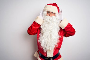 Noel Baba kostümü giymiş orta yaşlı yakışıklı bir adam izole edilmiş beyaz arka planda dikilmiş iki elini de kulak hareketi yaparken duymaya çalışıyor, dedikoduya meraklı. İşitme problemi, sağır