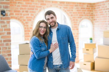 Karton kutular etrafında genç çift çok mutlu bir yeni h hareket