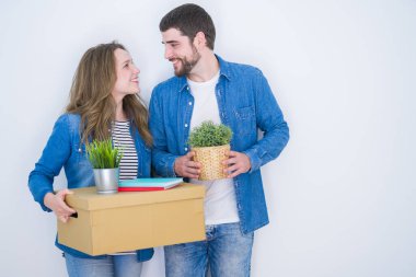 Genç güzel çift mo için çok mutlu karton kutular tutan