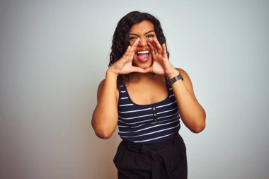 İzole edilmiş beyaz arka plan üzerinde çizgili tişört giyen transseksüel bir kadın elleri ağzında kızgın bir şekilde bağırıyor.