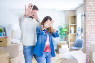 Genç ve güzel bir çift, yeni evlerinde karton kutuların etrafında dikilip elleriyle gözleri kapatıyorlar ve üzgün ve korku dolu ifadelerle jest yapmayı bırakıyorlar. Utanç verici ve olumsuz bir kavram..