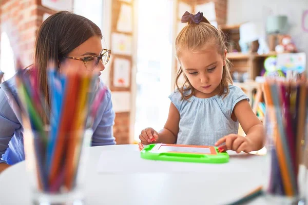 Ragazzina Caucasica Giocare Imparare Scuola Con Insegnante Sesso Femminile Madre — Foto Stock