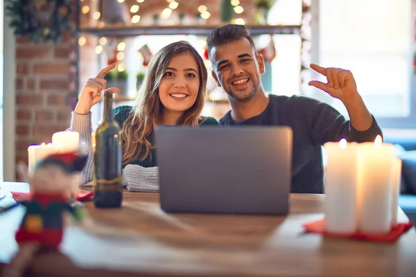 Junge Schöne Paar Sitzt Mit Laptop Rund Weihnachtsdekoration Hause Lächelnd — Stockfoto