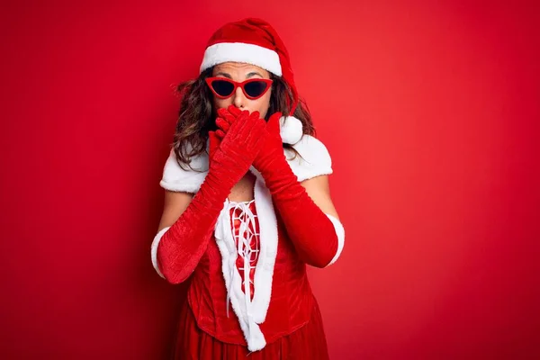 Frau Mittleren Alters Weihnachtsmann Kostüm Und Sonnenbrille Über Isoliertem Rotem — Stockfoto