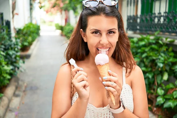 Mulher Bonita Nova Comendo Cone Sorvete Dia Ensolarado Verão Férias — Fotografia de Stock