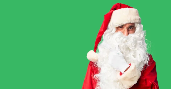 Orta Yaşlı Yakışıklı Adam Noel Baba Kostümü Sakal Takmış Yüzünde — Stok fotoğraf