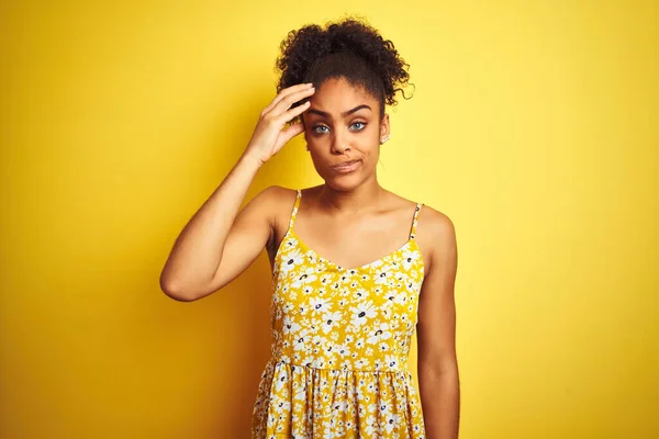 Afro Amerikaanse Vrouw Draagt Casual Bloemenjurk Staan Geïsoleerde Gele Achtergrond — Stockfoto