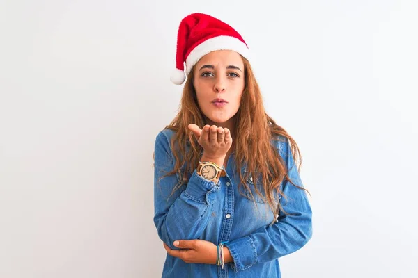 Joven Hermosa Pelirroja Con Sombrero Navidad Sobre Fondo Aislado Mirando —  Fotos de Stock