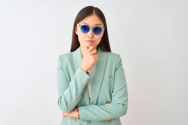 Ceket Güneş Gözlüğü Takan Çinli Kadını Izole Edilmiş Beyaz Arka — Stok fotoğraf