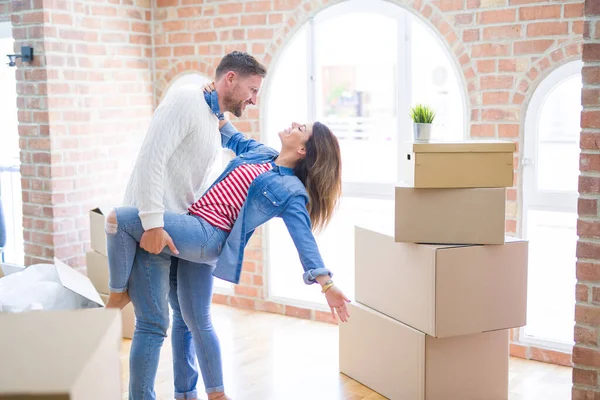 Joven Hermosa Pareja Bailando Nuevo Hogar Alrededor Cajas Cartón — Foto de Stock