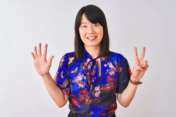 Jovem Mulher Chinesa Bonita Vestindo Verão Floral Shirt Sobre Isolado — Fotografia de Stock