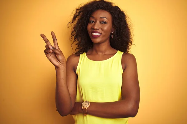 Genç Afro Amerikan Kadın Tişört Giyip Izole Edilmiş Sarı Arka — Stok fotoğraf