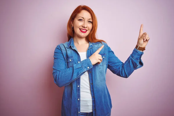 Youg Mulher Ruiva Bonita Vestindo Camisa Jeans Sobre Fundo Rosa — Fotografia de Stock