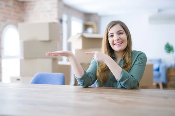 Jeune Femme Assise Sur Table Avec Des Boîtes Carton Derrière — Photo