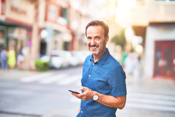 Middelbare Leeftijd Knappe Zakenman Straat Met Behulp Van Smartphone Glimlachen — Stockfoto