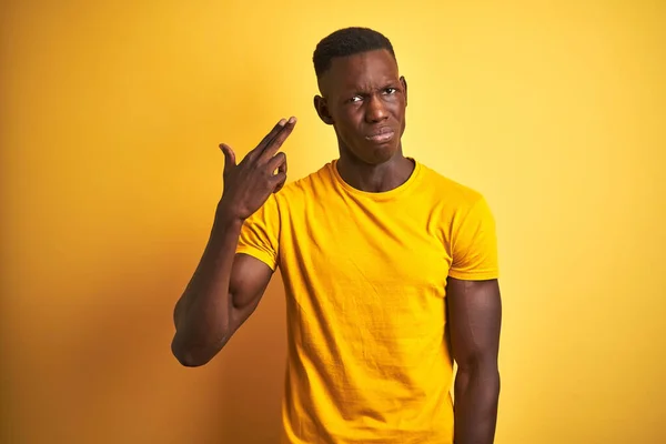 孤立した黄色の背景の上に立ってカジュアルなTシャツを身に着けている若いアフリカ系アメリカ人男性銃のように頭に手や指を指して自分自身を撮影し 自殺ジェスチャー — ストック写真