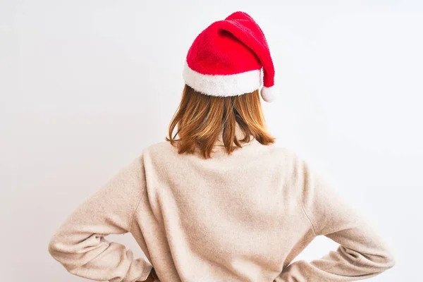 Mooie Roodharige Vrouw Draagt Kerst Hoed Geïsoleerde Achtergrond Staan Achteruit — Stockfoto