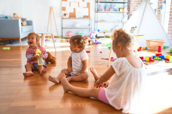 Adoráveis Crianças Sentadas Chão Brincando Torno Muitos Brinquedos Jardim Infância — Fotografia de Stock