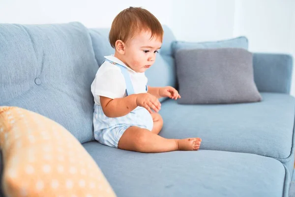 Entzückendes Kleinkind Sitzt Hause Auf Dem Sofa — Stockfoto