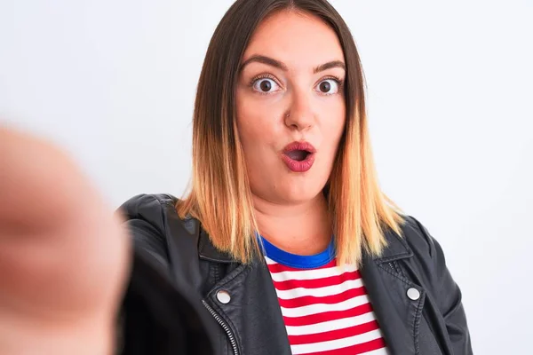 Piękna Kobieta Pasiastej Koszuli Kurtce Zrobić Selfie Odizolowanym Białym Tle — Zdjęcie stockowe