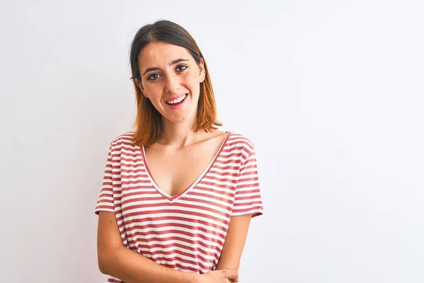 Mulher Ruiva Bonita Vestindo Casual Listrado Camiseta Vermelha Sobre Fundo — Fotografia de Stock