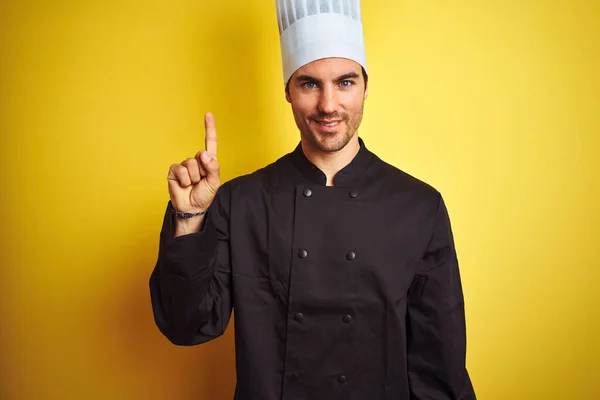 Joven Chef Vestido Uniforme Sombrero Pie Sobre Fondo Amarillo Aislado — Foto de Stock