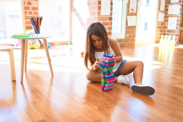 Adorabile Bambino Seduto Sul Pavimento Giocare Con Mattoni Legno All — Foto Stock