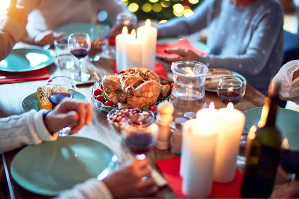 伝統的な料理と装飾でクリスマスの前夜を祝う家で家族や友人の食事 すべて一緒にテーブルの上に座って — ストック写真