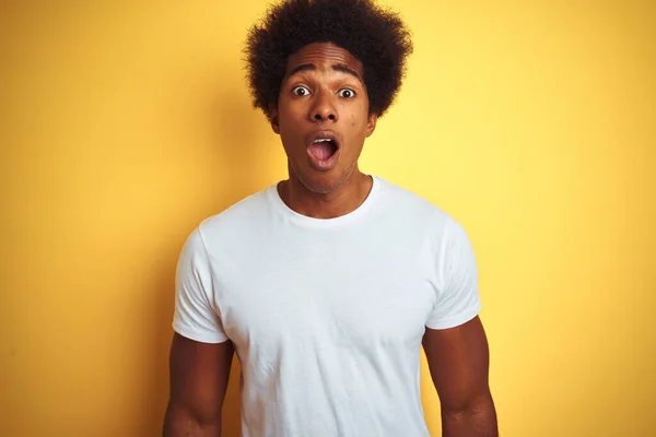 Hombre Americano Con Pelo Afro Vistiendo Camiseta Blanca Pie Sobre — Foto de Stock