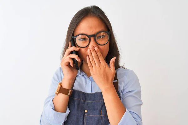 Kinesisk Kvinna Bär Glasögon Förkläde Talar Smartphone Över Isolerad Vit — Stockfoto