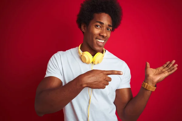Giovane Uomo Afroamericano Che Ascolta Musica Utilizzando Cuffie Sfondo Rosso — Foto Stock