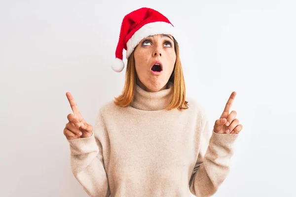 Mulher Ruiva Bonita Usando Chapéu Natal Sobre Fundo Isolado Espantado — Fotografia de Stock