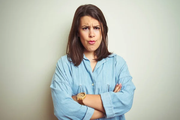 Junge Schöne Brünette Frau Trägt Legeres Blaues Jeanshemd Über Isoliertem — Stockfoto