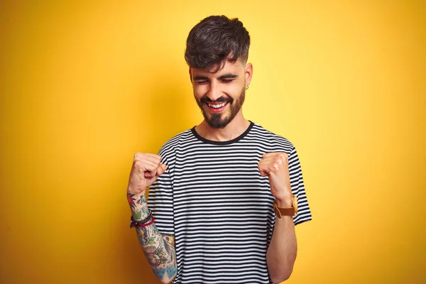 Mladý Muž Tetováním Sobě Pruhované Tričko Stojící Nad Izolovaným Žlutým — Stock fotografie
