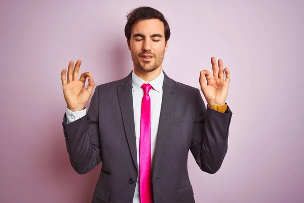 Fiatal Jóképű Üzletember Öltönyt Nyakkendőt Visel Áll Elszigetelt Rózsaszín Háttér — Stock Fotó