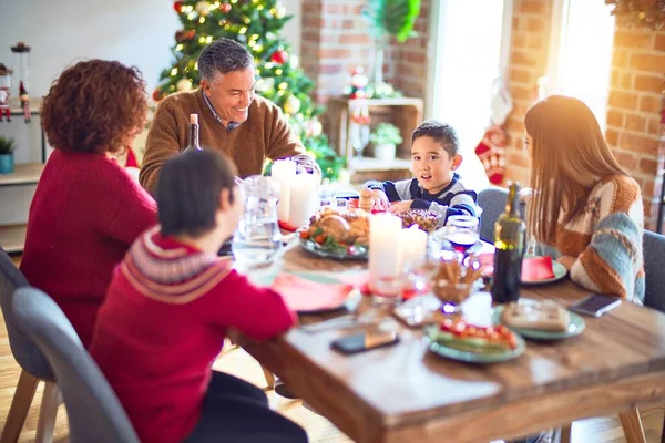 美しい家族の笑顔幸せと自信 自宅でクリスマスを祝うロースト七面鳥を食べる — ストック写真