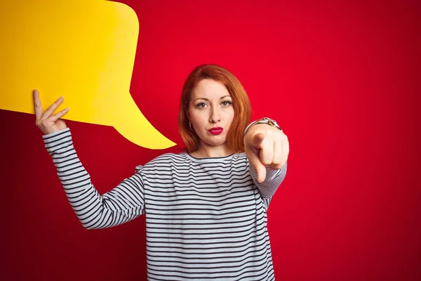 Jonge Mooie Roodharige Vrouw Met Gele Spraakzeepbel Rood Geïsoleerde Achtergrond — Stockfoto