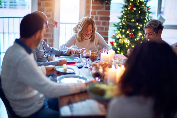 Familie Vrienden Dineren Thuis Kerstavond Vieren Met Traditioneel Eten Decoratie — Stockfoto
