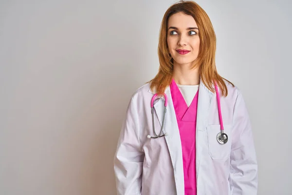 Ruiva Mulher Médica Caucasiana Vestindo Estetoscópio Rosa Sobre Fundo Isolado — Fotografia de Stock