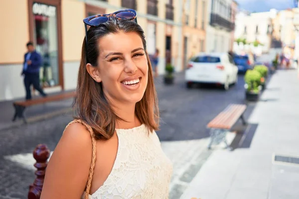 Jovem Mulher Bonita Sorrindo Feliz Andando Nas Ruas Cidade Dia — Fotografia de Stock