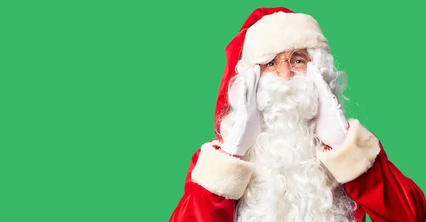 中年男子 身穿圣诞老人服装 蓄着胡子 站在那里怒气冲冲地大叫着 双手捂住嘴 — 图库照片