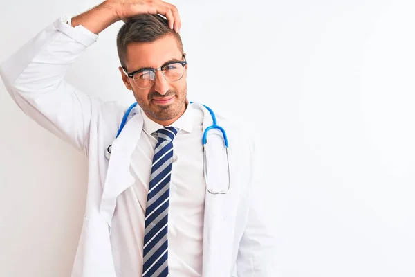 Młody Przystojny Lekarz Noszący Stetoskop Odosobnionym Tle Myli Zastanawia Się — Zdjęcie stockowe