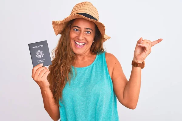 中年の成熟した観光の女性を保持する米国のパスポート孤立した背景に非常に幸せなポインティングで手と指で側面 — ストック写真