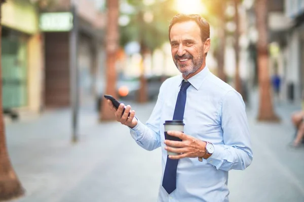 Middelbare Leeftijd Knappe Zakenman Met Behulp Van Smartphone Drinken Take — Stockfoto