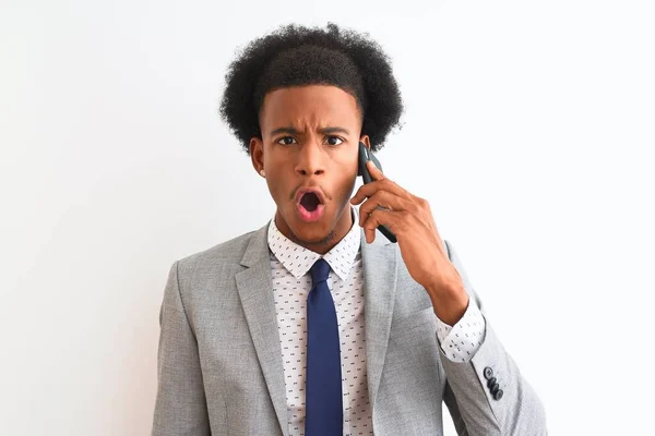 Afrikaans Amerikaanse Zakenman Praten Smartphone Geïsoleerde Witte Achtergrond Bang Shock — Stockfoto